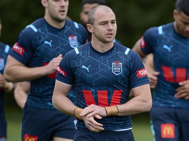 KATOOMBA, AUSTRALIA - JUNE 01: Dylan Edwards warms up with team mates during a New South Wales Blues State of Origin training session at Blue Mountains Grammar School on June 01, 2024 in Katoomba, Australia. (Photo by Brett Hemmings/Getty Images)