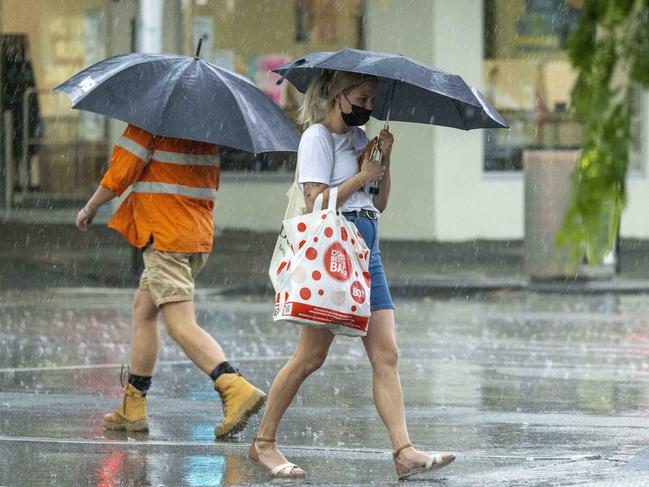 MELBOURNE, AUSTRALIA - NewsWire Photos December 1st, 2021: A storm hits Melbourne this afternoon as seen from Clarendon street in Sth Melbourne. Picture: NCA NewsWire / Wayne Taylor