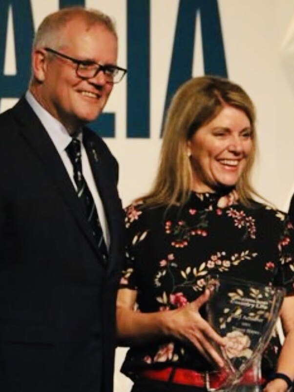 Prime Minister Scott Morrison presents Tracey Hayes with her 2021 Queensland Country Life Beef Achiever award. Picture: Supplied