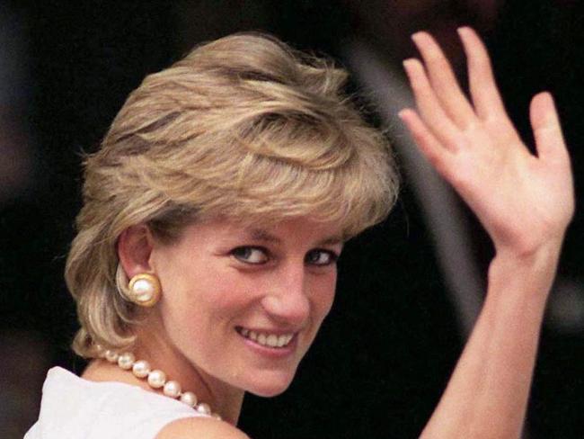 CHICAGO, UNITED STATES - JUNE 06:  (NOT FOR USE ON MAGAZINE COVER IN THE USA BEFORE 15 JUNE 2007) On The Last Day Of Her Visit To Chicago Princess Diana Waves To Enthusiastic Crowd.  (Photo by Tim Graham/Getty Images)