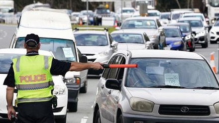 Motorists at the border during the pandemic. Picture: AAP Image/Dave Hunt