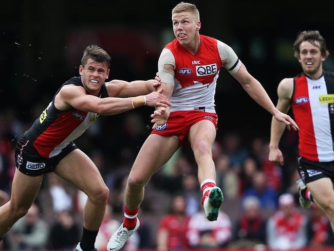 Dan Hannebery copped a knock to the hip. Picture: Phil Hillyard