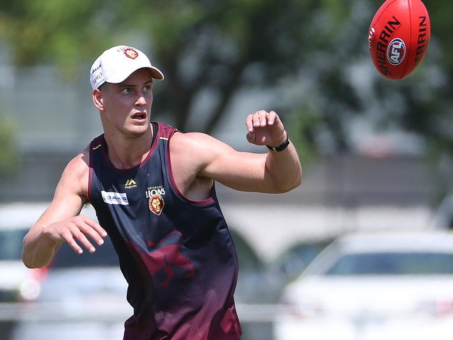 Jarrod Berry hits the track for the start of pre-season training. Picture: Peter Wallis