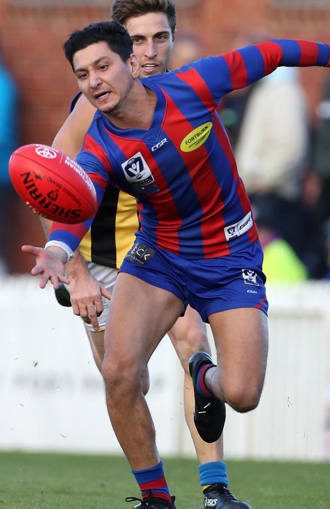 Robin Nahas playing for Port Melbourne in 2017.