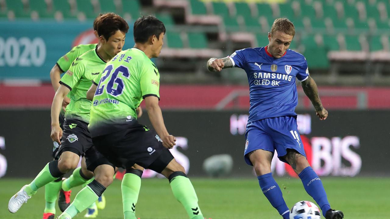 Adam Taggart (R) suffered a disappointing defeat on the opening match of the K League.