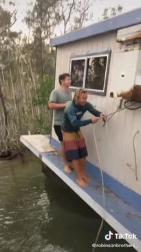 Houseboat sinks on TikTok 