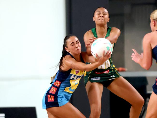 Dakota Newson Titans player challenged by Jets player Ocean Karekare, playing in the Netball U18 grand final teams at the Nissan State Titles, on Tuesday 20th September 2022 – Photo Steve Pohlner