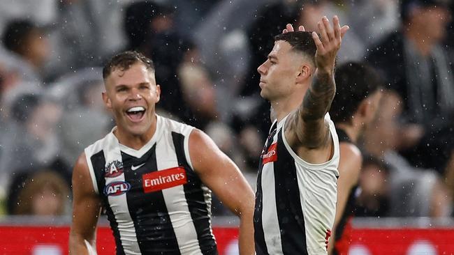 MELBOURNE, AUSTRALIA - APRIL 25: Dan Houston (left) and Jamie Elliott of the Magpies celebrate during the 2025 AFL Round 07 match between the Collingwood Magpies and the Essendon Bombers at the Melbourne Cricket Ground on April 25, 2025 in Melbourne, Australia. (Photo by Michael Willson/AFL Photos via Getty Images)