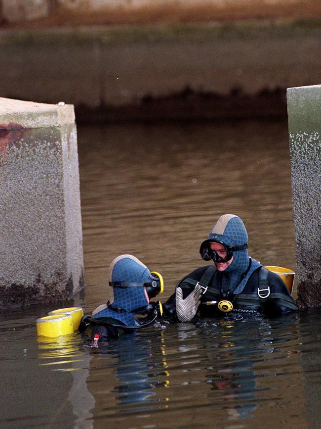 Police divers at Peakhurst following the discovery of the man’s head in 1997.