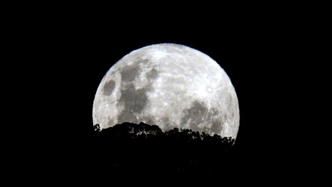 CANBERRA, AUSTRALIA NewsWire Photos - MAY,26 2021 A rare super moon rose over the nation's capital Canberra.Picture: NCA NewsWire / Gary Ramage