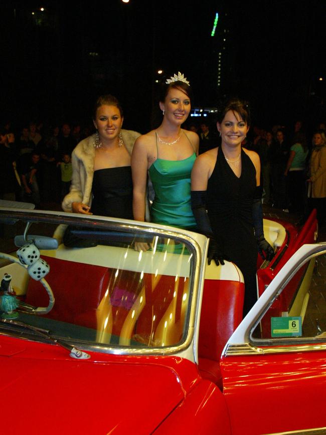 JULY 31, 2004: Emmanuel College Formal at the Gold Coast International. Carly Harrison, Jess McMichael and Jess Prior (l to r). PicAlex/Carter - education socials
