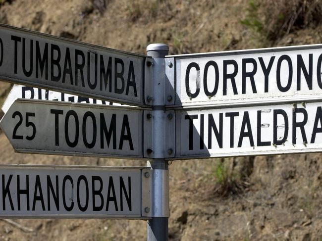 Road sign near the Towong Bridge over the Murray River between Corryong and Walwa, Victoria 07 Jan 2003. vic