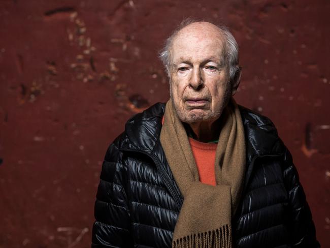 (FILES) In this file photo taken on February 27, 2018 British theatre and film director, playwright and actor Peter Brook poses during a photo session at the Bouffes du Nord theatre in Paris. - British theatre and film director, playwright and actor Peter Brook has died aged 97, AFP reports on July 3, 2022. (Photo by Lionel BONAVENTURE / AFP)