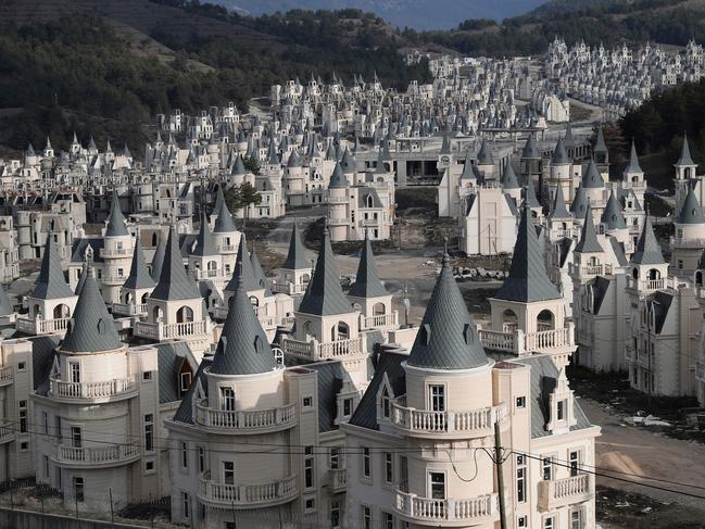 TOPSHOT - A photo shows hundreds of houses part of the Sarot Group's Burj Al Babas project on December 15, 2018 close to the town centre of Mudurnu in the Bolu northwestern region. - The project to build 732 villas and a shopping centre -- which began in 2014 -- encountered difficulties as Sarot Group applied for bankruptcy protection. Sarot Group made the decision to apply for bankruptcy protection after some of their Gulf customers could not pay for the villas they had bought as part of the $200 million (175 million euros) project, Sarot's deputy chairman, Mezher Yerdelen, said. The villas are worth between $400,000 to 500,000 each. (Photo by Adem ALTAN / AFP)
