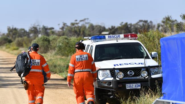 SES workers search a property north of Adelaide. Picture: AAP Image/David Mariuz)