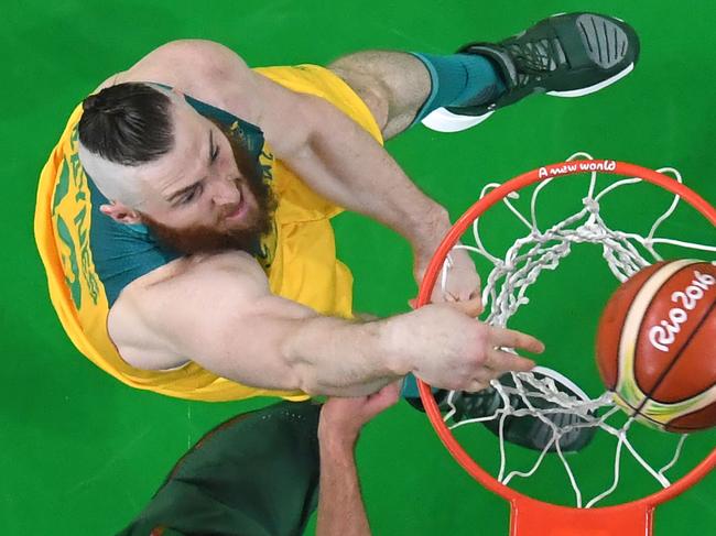An overview shows Australia's forward Aron Baynes scoring during a Men's quarterfinal basketball match between Australia and Lithuania at the Carioca Arena 1 in Rio de Janeiro on August 17, 2016 during the Rio 2016 Olympic Games. / AFP PHOTO / Andrej ISAKOVIC