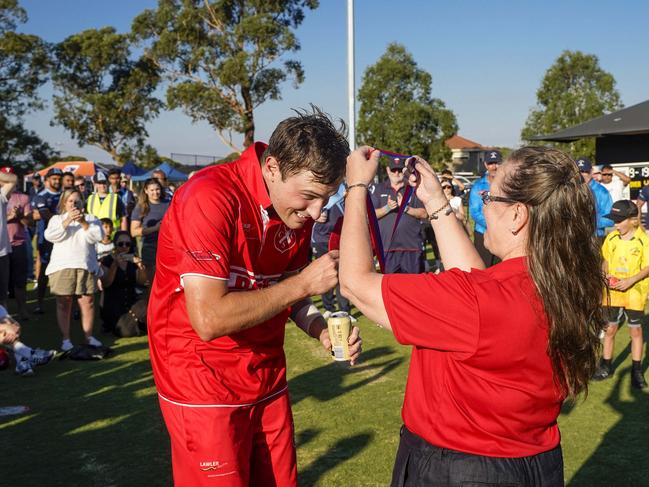 Josh Dowling receives the Damien Fleming Medal. Picture: Valeriu Campan