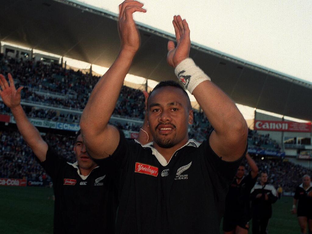 Farewell” Jonah Lomu salutes crowd after a Bledisloe Cup victory.