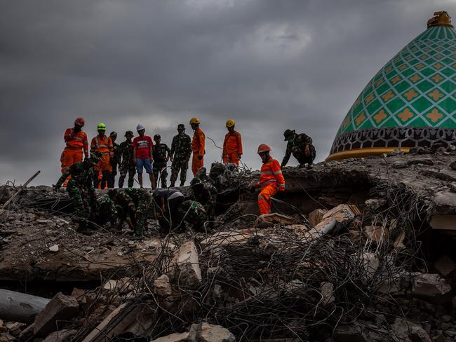 Indonesian soldiers looking for victims trapped at a collapsed mosque. Picture: Ulet Ifansasti/Getty Images