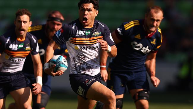 MELBOURNE, AUSTRALIA - APRIL 24: Noah Lolesio of the Brumbies runs with the ball during the round 10 Super Rugby Pacific match between the Highlanders and the ACT Brumbies at AAMI Park on April 24, 2022 in Melbourne, Australia. (Photo by Graham Denholm/Getty Images)