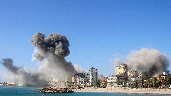 TOPSHOT - Smoke billows from the site of Israeli airstrikes on a neighbourhood in the southern Lebanese city of Tyre on October 28, 2024. Israeli forces launched deadly strikes on Lebanon and Gaza on October 28, pressing their offensive after Egypt's president proposed a two-day truce in the Israel-Hamas war. (Photo by KAWNAT HAJU / AFP)