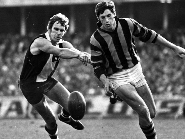 St Kilda’s Bob Murray and Peter Hudson in the 1971 semi-final.