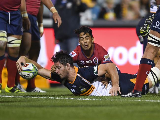 Sam Carter of the Brumbies scores a try during the Round 8 Super Rugby match between the Brumbies and the Queensland Reds at GIO Stadium in Canberra, Saturday, April 7, 2018. (AAP Image/Lukas Coch) NO ARCHIVING, EDITORIAL USE ONLY