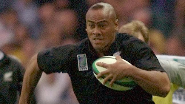 OCTOBER 9, 1999 : All Blacks Jonah Lomu (ball) pushes past Jeremy Guscott to score try during New Zealand v England World Cup game at Twickenham in London, 09/10/99.Rugby Union A/CT