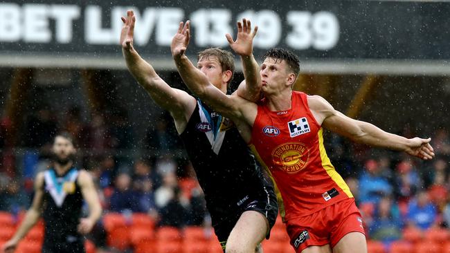 Matthew Lobbe battles with Daniel Gorridge. Picture: David Clark