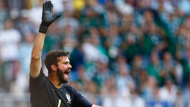 Brazil's goalkeeper Alisson gestures during the Russia 2018 World Cup round of 16 football match between Brazil and Mexico at the Samara Arena in Samara on July 2, 2018. / AFP PHOTO / BENJAMIN CREMEL / RESTRICTED TO EDITORIAL USE - NO MOBILE PUSH ALERTS/DOWNLOADS