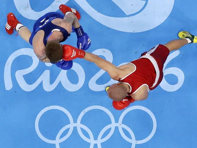 Poland's Tomasz Jablonski, right, fights Australia's Daniel Jason Lewis during a men's middleweight 75-kg boxing match at the 2016 Summer Olympics in Rio de Janeiro, Brazil, Tuesday, Aug. 9, 2016. (AP Photo/Frank Franklin II)