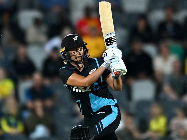 MACKAY, AUSTRALIA - SEPTEMBER 22: Suzie Bates of New Zealand bats during game two of the Women's T20 International Series between Australia and New Zealand at Great Barrier Reef Arena on September 22, 2024 in Mackay, Australia. (Photo by Albert Perez/Getty Images)