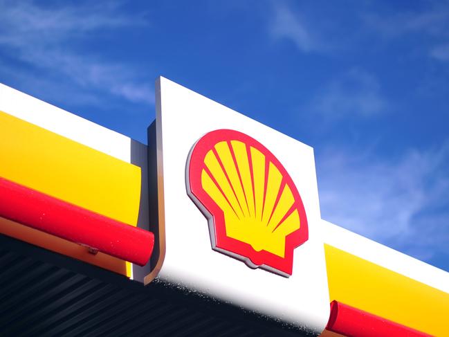 (FILES) This file photo taken on January 17, 2014 shows Shell logo  outside a Shell petrol station in central London on January 17, 2014. Anglo-Dutch oil titan Royal Dutch Shell on October 29, 2020 logged net profit of $489 million (415 million euros), rebounding from the previous quarter's vast loss that had been sparked by coronavirus. (Photo by CARL COURT / AFP)