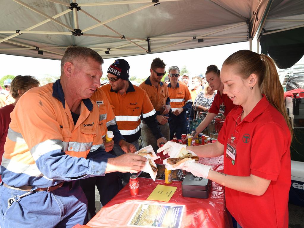 Community groups use the Bunnings sausage sizzle to raise funds.