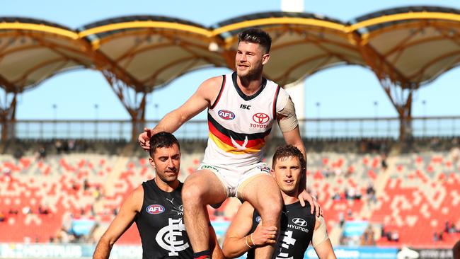 GOLD COAST, AUSTRALIA – SEPTEMBER 13: Bryce Gibbs is chaired off from his final AFL game by former Caelton teammates Kade Simpson and Marc Murphy. Picture: Chris Hyde/Getty Images