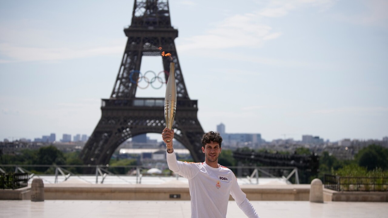 Olympic Torch makes its way to Eiffel Tower