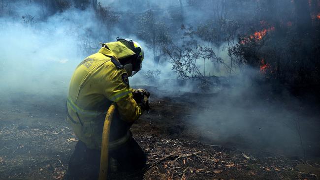 RFS fire crews work to save properties on Ivatt St in Cobar Park near Lithgow in the Blue Mountains in December 2019. Picture: Tim Hunter