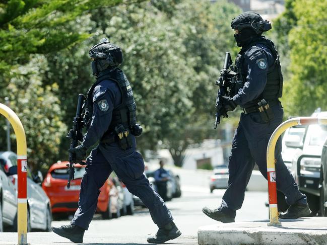 DAILY TELEGRAPH - 22.10.24Police operation at Dudley St in Randwick today. Tactical police arrive at the scene.  Picture: Sam Ruttyn