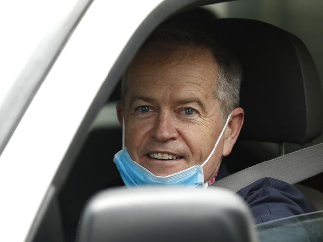 MELBOURNE, AUSTRALIA - JULY 06: Former leader of the Opposition and leader of the Australian Labor Party and member of parliament for Maribyrnong, Bill Shorten delivers food to the Flemington Towers Government Housing complex on July 06, 2020 in Melbourne, Australia. Nine public housing estates are in mandatory lockdown and two additional suburbs are under stay-at-home orders as authorities work to stop further COVID-19 outbreaks in Melbourne. The public housing towers will be in total lockdown for at least five days and the only people allowed in and out are those providing essential services. Residents of 12 Melbourne hotspot postcodes are also on stay-at-home orders and are only able to leave home have for exercise or work, to buy essential items including food or to access childcare and healthcare. Businesses and facilities in these lockdown areas are also restricted and cafes and restaurants can only open for takeaway and delivery. (Photo by Darrian Traynor/Getty Images)