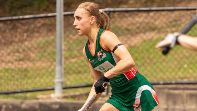 Hannah Cullum-Sanders playing for Redcliffe Leagues in the Brisbane Premier League. Photo Credit: Andrew Blanchard, Hockey Photos Brisbane.