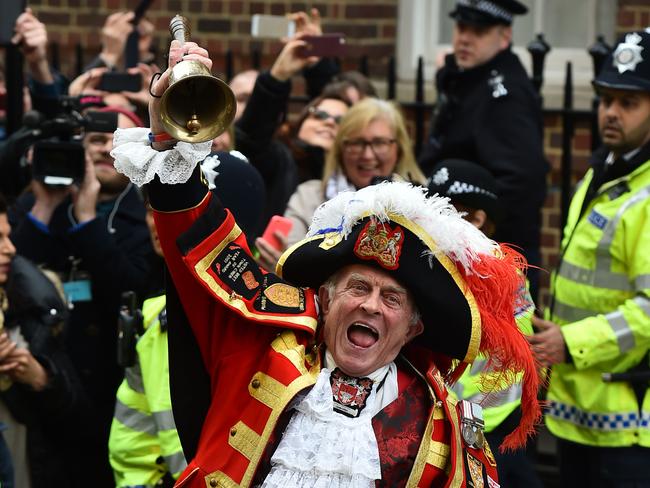 TOPSHOTS Town crier Tony Appleton makes an announment of the birth of Catherine, Duchess of Cambridge and Prince William's second child, a daughter, outside the Lindo wing at St Mary's hospital in central London, on May 2, 2015. The Duchess of Cambridge was safely delivered of a daughter weighing 8lbs 3oz, Kensington Palace announced. AFP PHOTO / BEN STANSALL