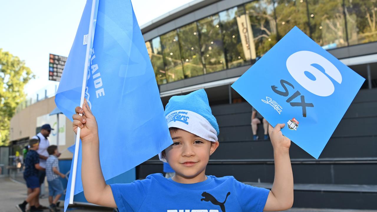 20/12/24. Gallery Big Bash - Adelaide Strikers v Melbourne Stars at Adelaide Oval. Picture: Keryn Stevens