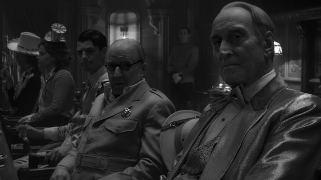 Arliss Howard as Louis B. Mayer and Charles Dance as William Randolph Hearst in Mank.