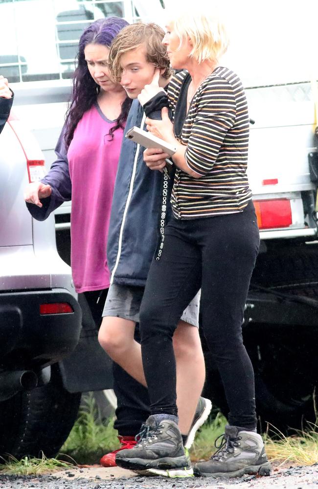 Missing teen Leif Courtney with his mother Leonie Morris (rear) soon being found. Picture: NCA NewsWire / Damian Shaw