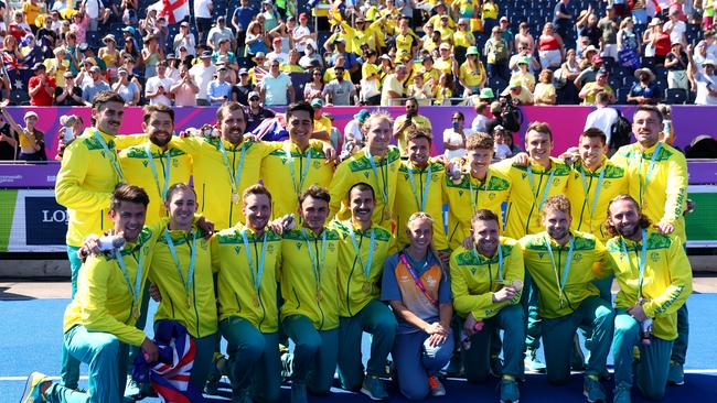 Gold medallists Team Australia at the Birmingham Commonwealth Games. Photo by Elsa/Getty Images.