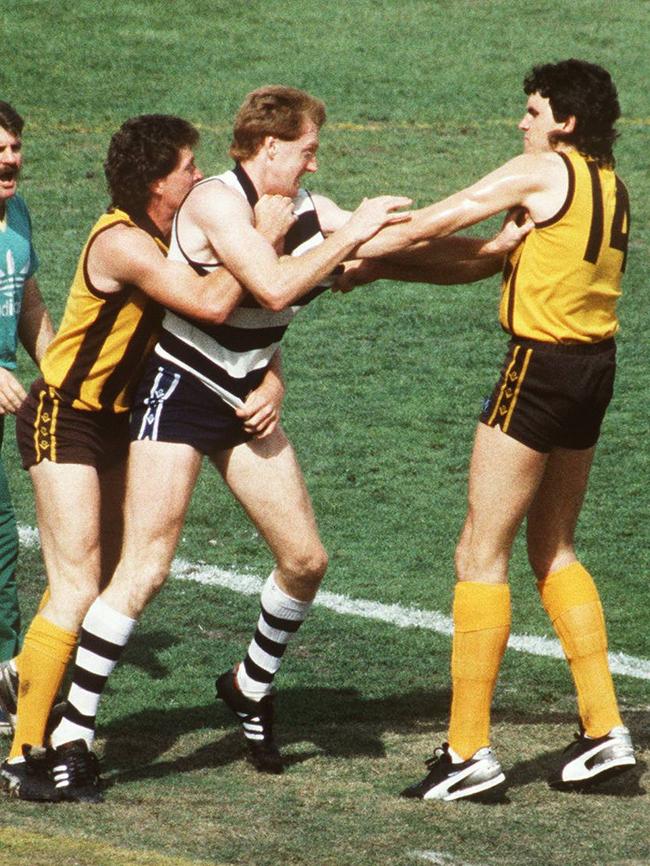 Barry Stoneham grapples with Greg Dear and Chris Mew during the 1989 Grand Final.