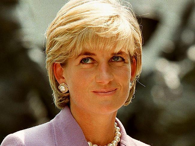 (FILES) This file photo taken on June 17, 1997 shows Britain's Diana, Princess of Wales (L), at a ceremony at Red Cross headquarters in Washington, to call for a global ban on anti-personnel landmines. Two decades on from the death of princess Diana, her sons Princes William and Harry are working to keep her legacy alive with unusually emotional tributes after years of official silence. William was 15 and Harry 12 when Diana died in a car crash in Paris on August 31, 1997. / AFP PHOTO / JAMAL A. WILSON