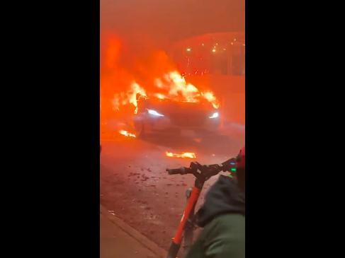 Violent mob destroys self-driving car