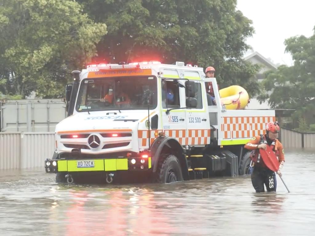 SES 敦促人们注意安全，因为强降雨袭击了新南威尔士州沿海地区，已经导致道路封闭和快速水上救援。图片来源：SES