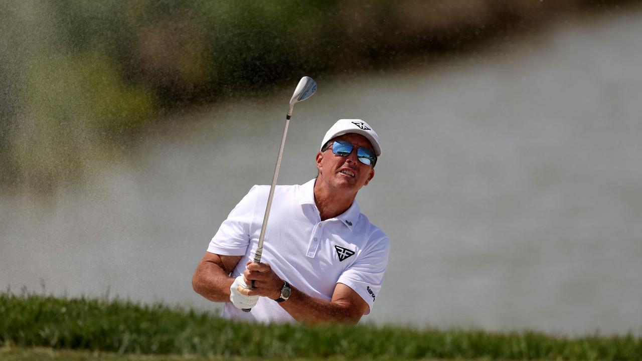 Phil Mickelson is out of the rough. Photo by Rob Carr / GETTY IMAGES NORTH AMERICA / Getty Images via AFP.